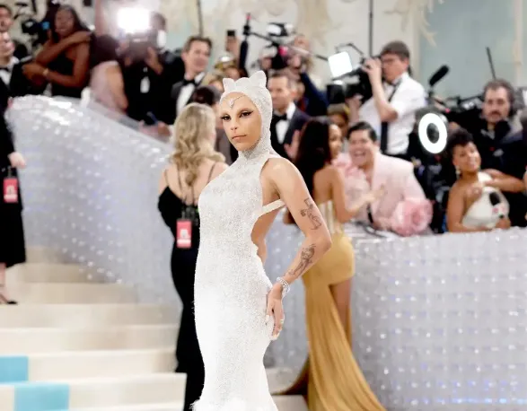 MET GALA. Doja Cat se transformă în Choupette, pisica lui Karl Lagerfeld