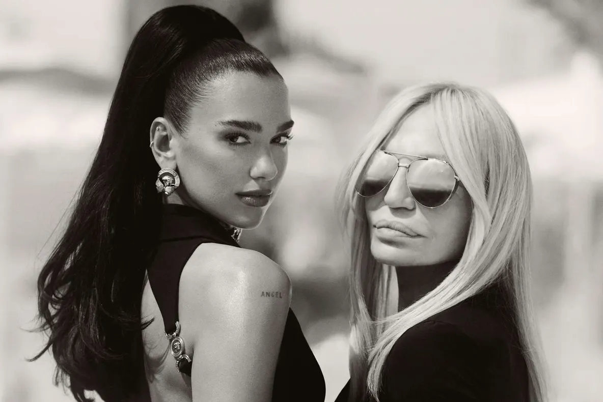 Donatella Versace și Dua Lipa semnează o colecție capsulă