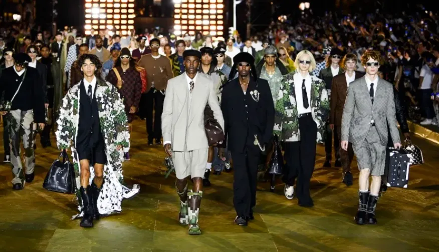 Ploaie de vedeta la prima prezentare de modă a lui Pharrell Williams ca director de creație Louis Vuitton
