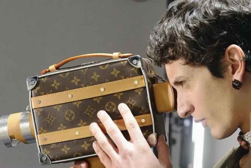 Geanta foto KidSuper x Louis Vuitton este complet funcțională și te va face să zâmbești, la propriu!