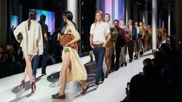 Linia dintre fast fashion și moda de lux se estompează