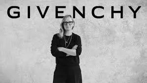 Givenchy o numește pe Sarah Burton în poziția de director de creație