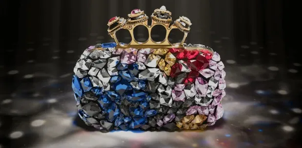 McQueen dezvăluie o colecție-capsulă de clutch-uri de seară, undeva între sculptură și seducție couture