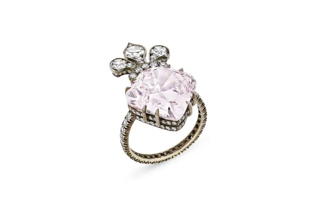 Un diamant roz al reginei Franței, Maria Antoinette, a fost vândut la licitație cu o sumă record