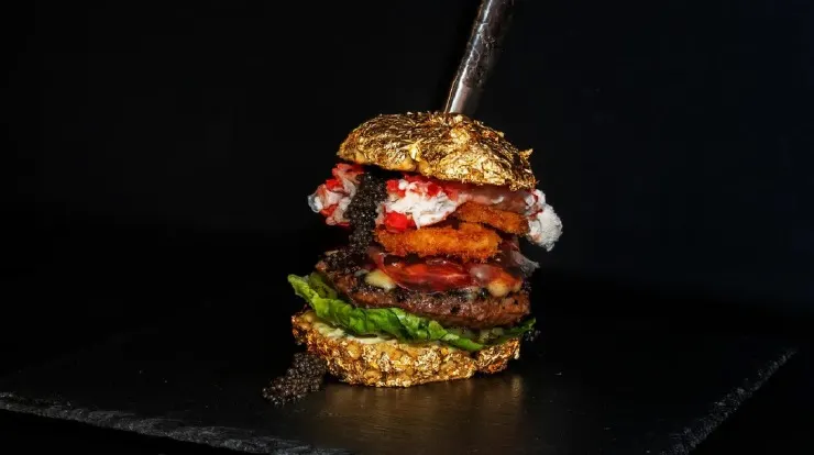 Cel mai scump hamburger din lume costă aproape 10.000 de euro