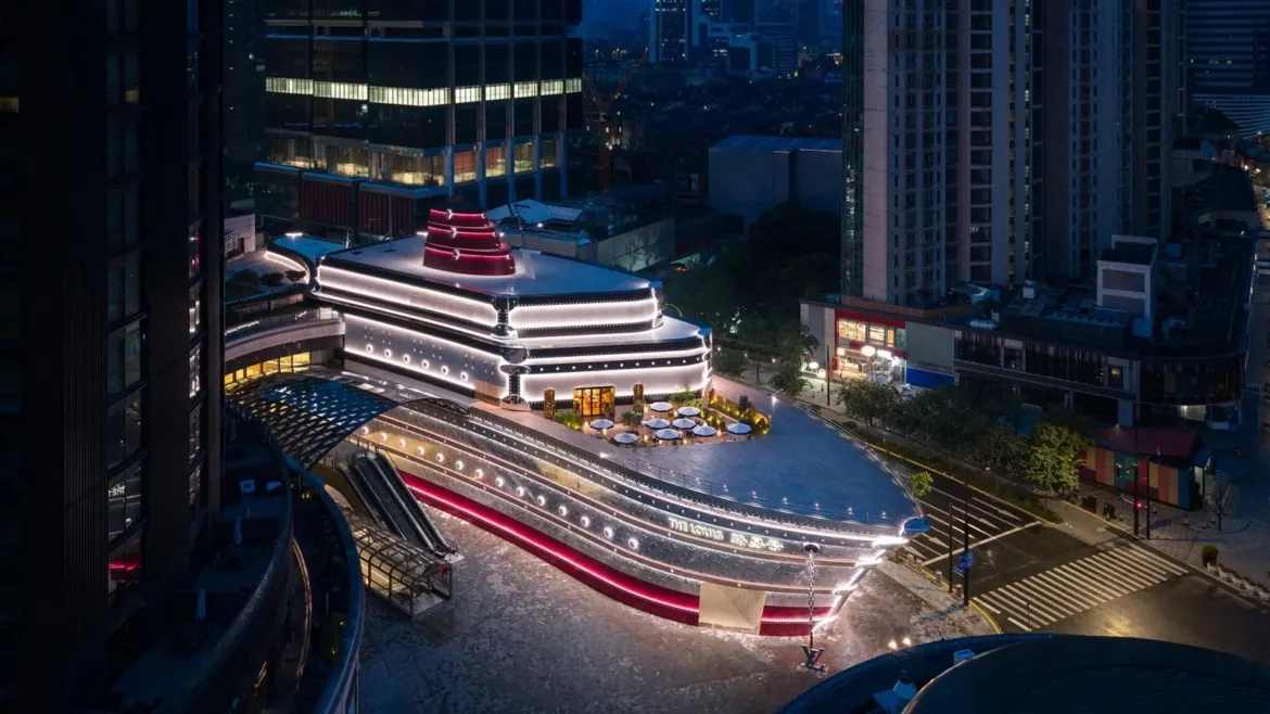 Louis Vuitton deschide un magazin concept inspirat de nave în Shanghai