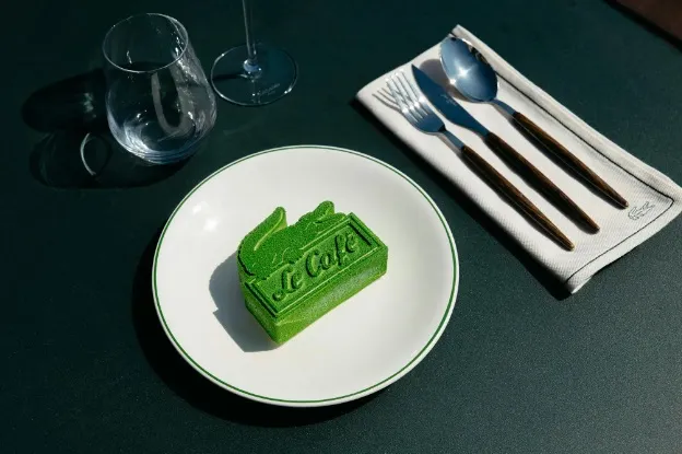Café Lacoste se deschide în Monte-Carlo, combinând eleganța sportivă cu arta de a trăi
