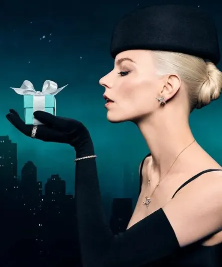 Anya Taylor-Joy, muza campaniei de sărbători Tiffany & Co