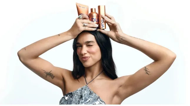 Dua Lipa lansează DUA, brandul ei de produse de îngrijire a pielii