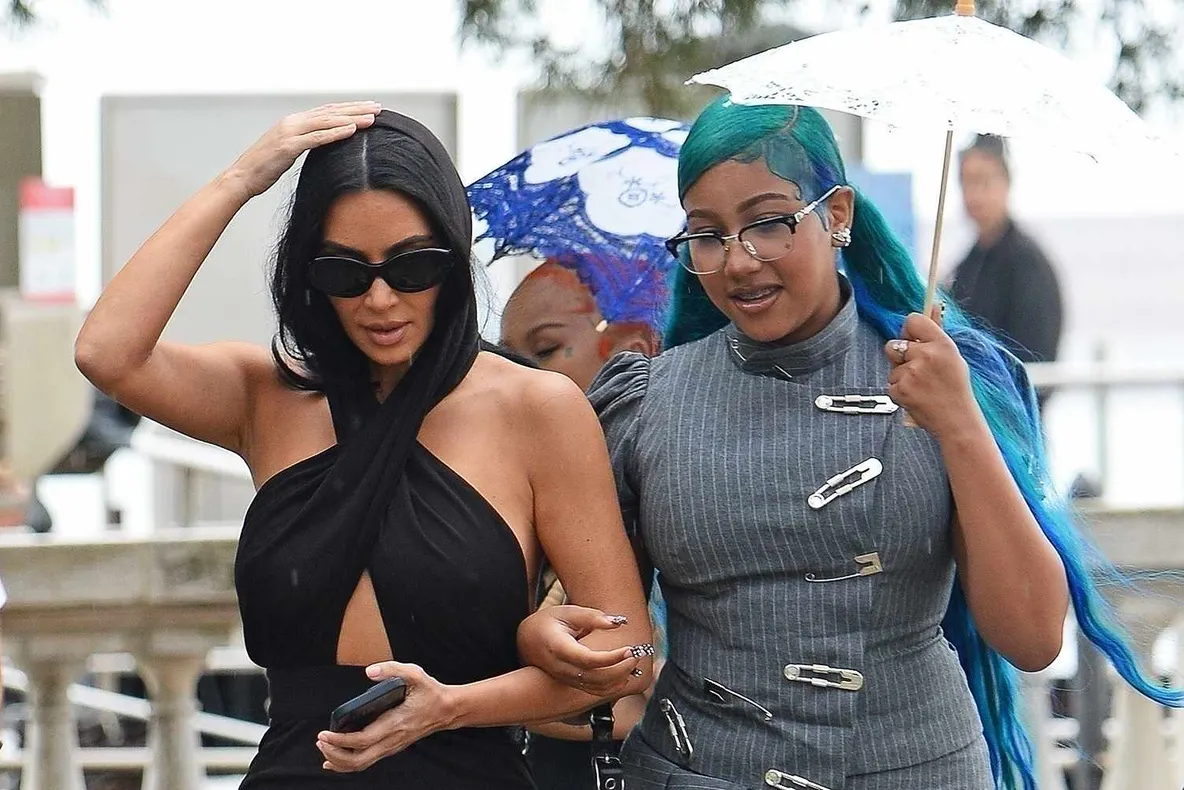 Fiica lui Kim Kardashian, surprinsă cu accesorii controversate