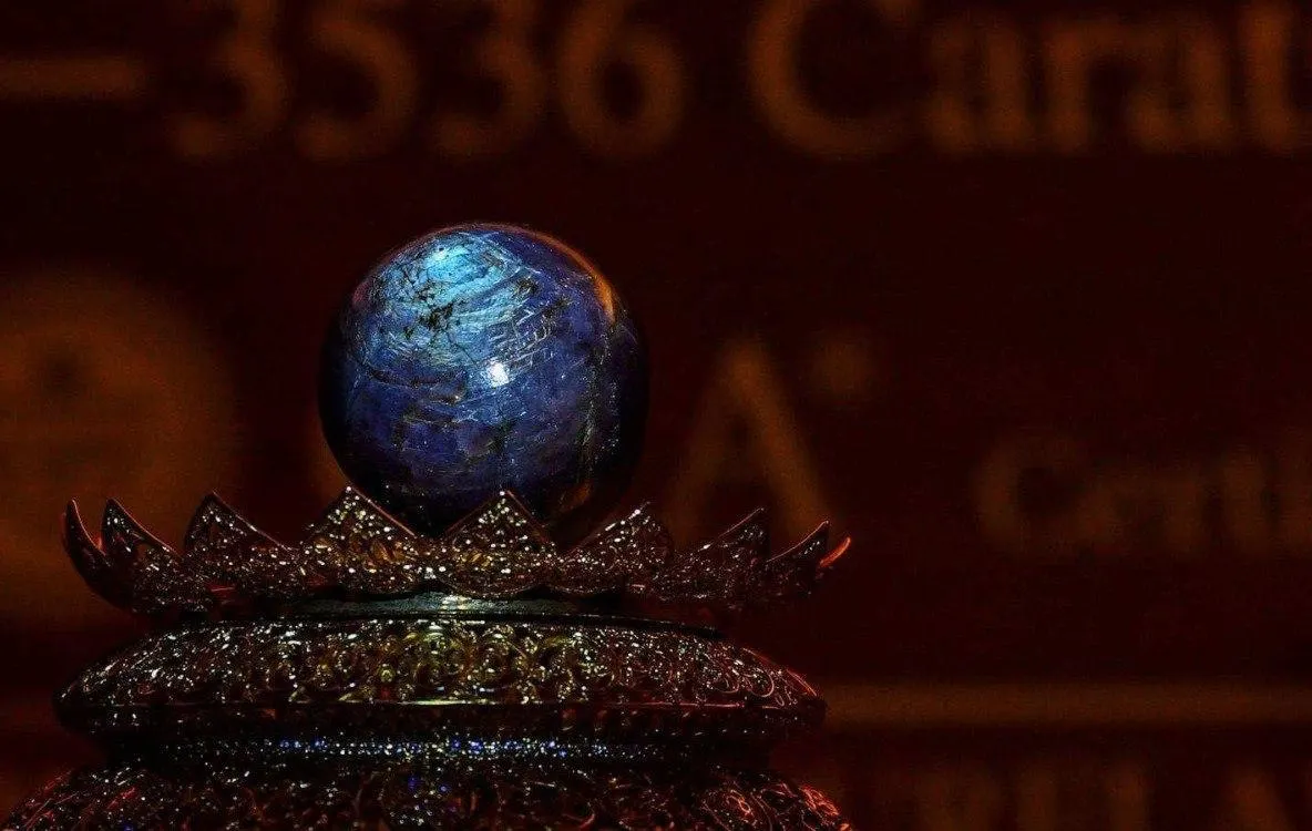 Cel mai mare safir violet din lume, scos la licitație. Valorează o avere