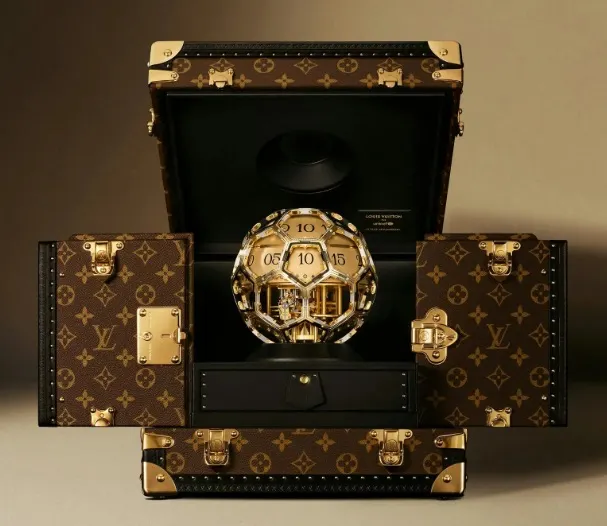 Louis Vuitton celebrează Cupa Mondială printr-o creație orologeră unică dedicată UNICEF