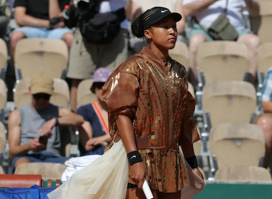 Naomi Osaka, ținută cu trenă și paiete, la Roland Garros
