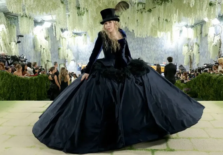 Prima ținută creată de John Galliano în colaborare cu Zara a apărut pe covorul roșu la Gala Met