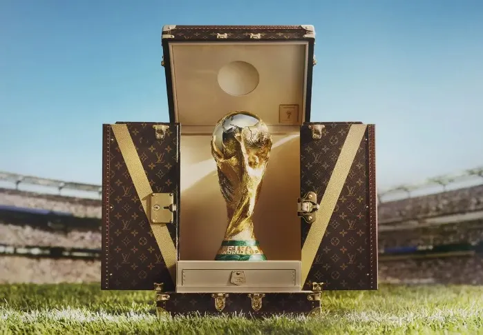 Louis Vuitton readuce celebrul Trophy Trunk la finala Cupei Mondiale