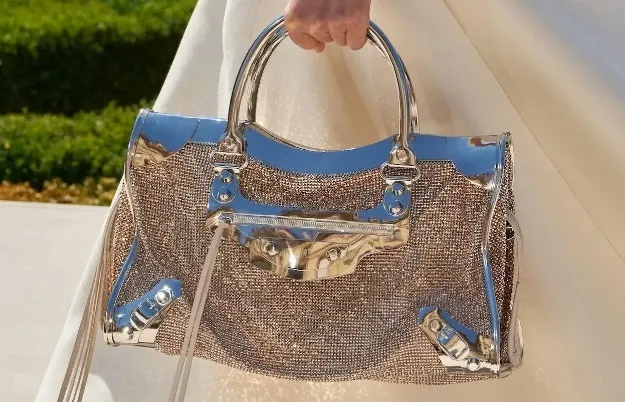 Balenciaga transformă City Bag într-o creație haute couture spectaculoasă