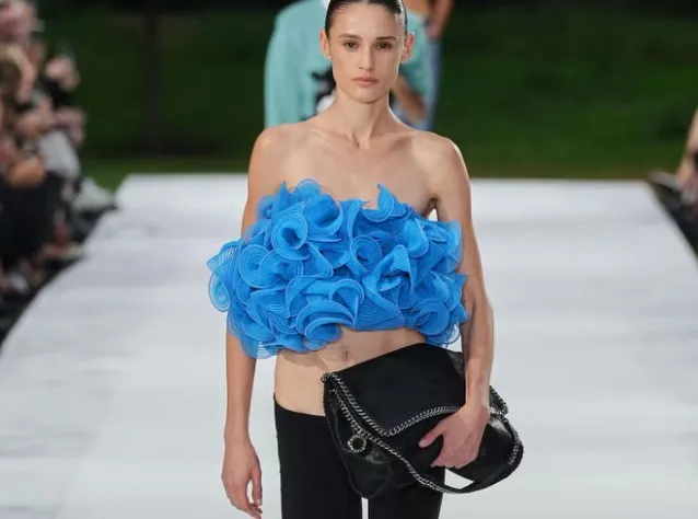 Stella McCartney pune în lumină criza climatică cu o prezentare de modă la Paris inspirată de ocean