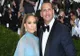 Jennifer Lopez si logodnicul ei ofera hrana elevilor unei scoli americane