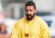 Shia LaBeouf poartă o pictură minusculă în jurul gâtului, portretul este al tatălui său