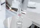 Descoperă noua sticlă Evian în ediție limitată