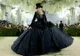 Prima ținută creată de John Galliano în colaborare cu Zara a apărut pe covorul roșu la Gala Met